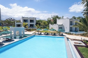 Una piscina techada, 3 piscinas al aire libre, sombrillas