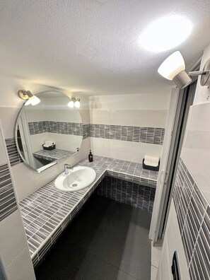 Douche, sĂšche-cheveux, bidet, serviettes fournies