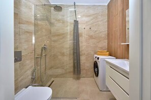 Doccia, asciugacapelli, asciugamani, sapone