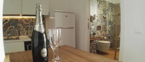 Fridge, microwave, stovetop, coffee/tea maker