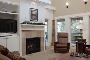 獨棟房屋, 多張床, 陽台, 花園景觀 (Big River) | 起居區 | 42-吋平面電視、數位頻道、壁爐