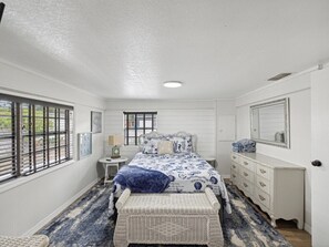 3 slaapkamers, een strijkplank/strijkijzer, gratis wifi, beddengoed