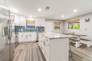 Kylskåp, mikrovågsugn, ugn och spishäll