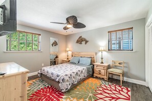 2 bedrooms, WiFi, bed sheets - Beautiful Weeki Wachee river house with kayaks, slide, and river views (Spring Hill)