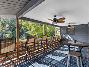 Outdoor dining - Beautiful Weeki Wachee river house with kayaks, slide, and river views (Spring Hill)