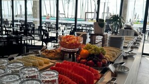 A buffet with various fruits, cheeses, and bread. - Flat Porto Alto Resort, Porto de Galinhas   (N. São do Ó)