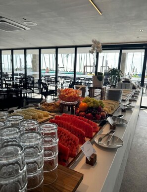 Dining - PORTO ALTO RESORT Cozy apartment in the Resort on the beach of Muro Alto-PE. (N. São do Ó)