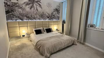 4 bedrooms, iron/ironing board, WiFi, bed sheets