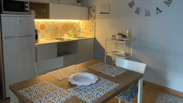 Refrigerador, microondas, parrilla de estufa y cafetera y tetera