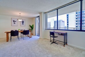 Apartamento conforto, 1 quarto, sacada, vista para a cidade | Sala de jantar