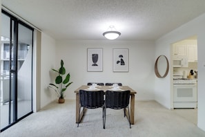 Apartament Comfort, 1 dormitori, balcó, vistes a la ciutat | Zona de menjador de l'habitació