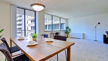 Comfort-huoneisto, 1 makuuhuone, parveke, kaupunkinäköala | Ruokasali
