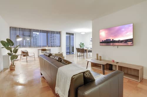 Appartement Confort, 1 chambre, balcon, vue sur la ville | Aire de séjour | Téléviseur au plasma de 50 po avec télévision par câble