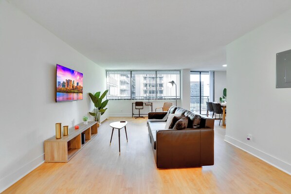 Comfort Apartment, 1 Bedroom, Balcony, City View | Living area