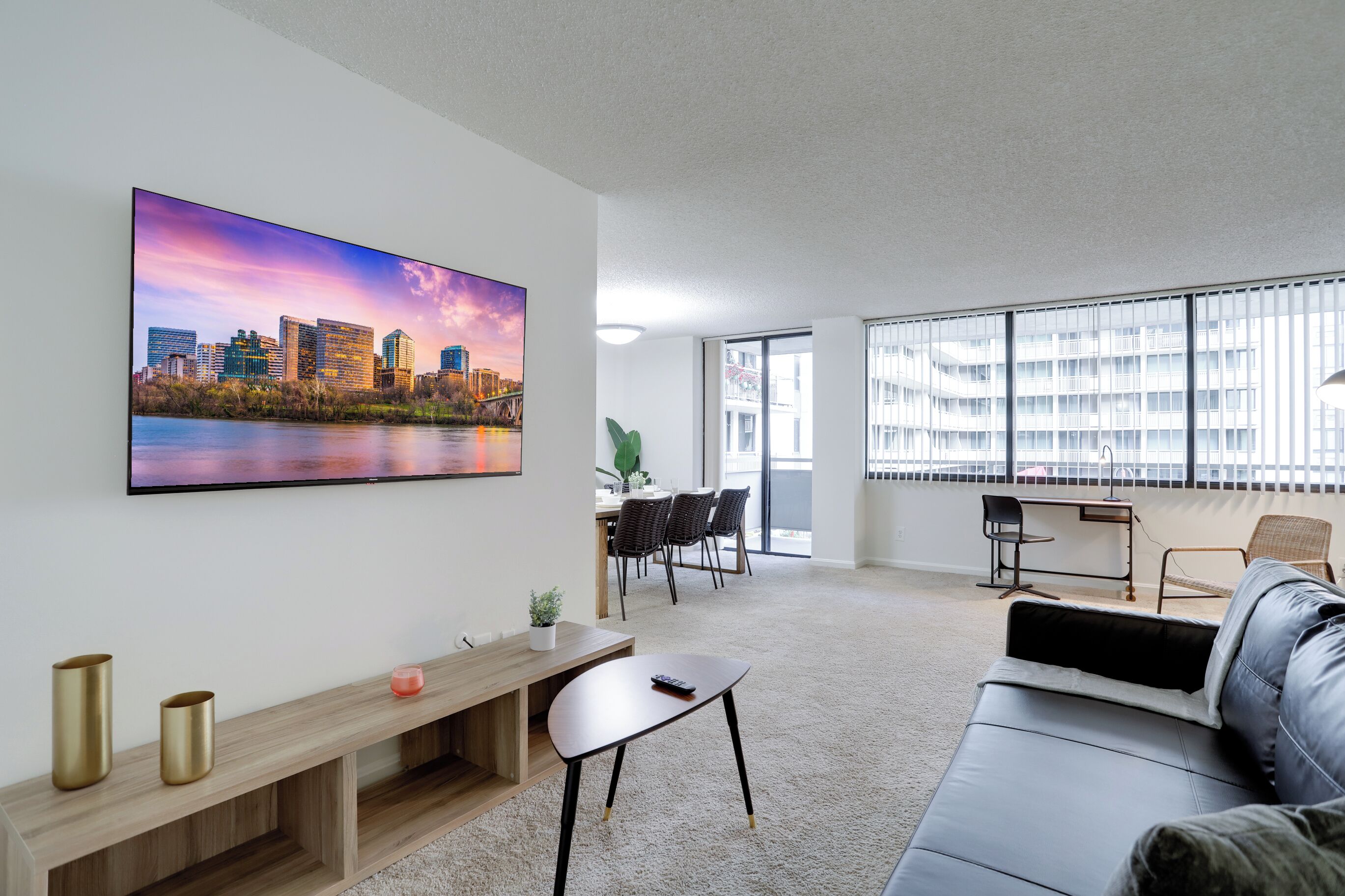 Comfort-lejlighed - 1 soveværelse - balkon - byudsigt | Opholdsområde | 50-tommers plasma-tv med kabelkanaler