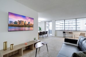 Căn hộ tiện nghi đơn giản, 1 phòng ngủ, ban công, quang cảnh thành phố | Khu phòng khách | TV plasma 50-inch có truyền hình cáp 