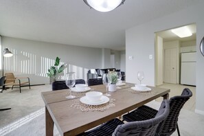 Comfort Apartment, 1 Bedroom, Balcony, City View | Dining room