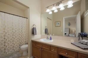 Maison, plusieurs lits, patio, vue jardin (Hollygrape Hideaway) | Salle de bain | Ensemble douche/baignoire, sèche-cheveux, serviettes fournies