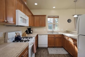House, Multiple Beds, Patio, Garden View (Hollygrape Hideaway) | Private kitchen | Fridge, microwave, oven, stovetop