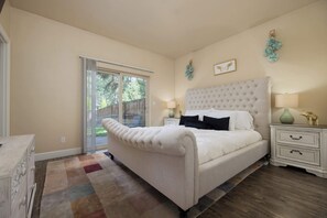 Maison, plusieurs lits, patio, vue jardin (Hollygrape Hideaway) | 3 chambres, décoration personnalisée, ameublement personnalisé