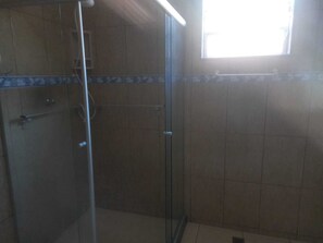 Douche, sèche-cheveux, serviettes fournies, savon