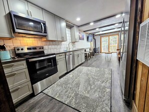 Kjøleskap og kokeplater