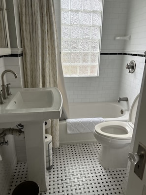 Sèche-cheveux, bidet, serviettes fournies, savon