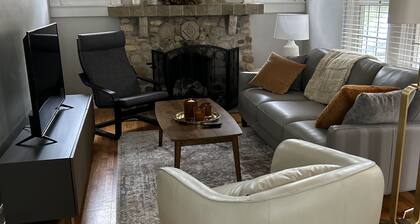 Charming 1925 Home In Broad Ripple - Sleeps 6, Modern Comforts & Prime Location