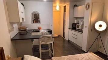 1 habitación, tabla de planchar con plancha, wifi y ropa de cama