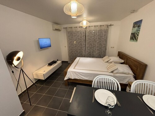 Studio in residence with large swimming pool on the seafront + Private beach access on foot