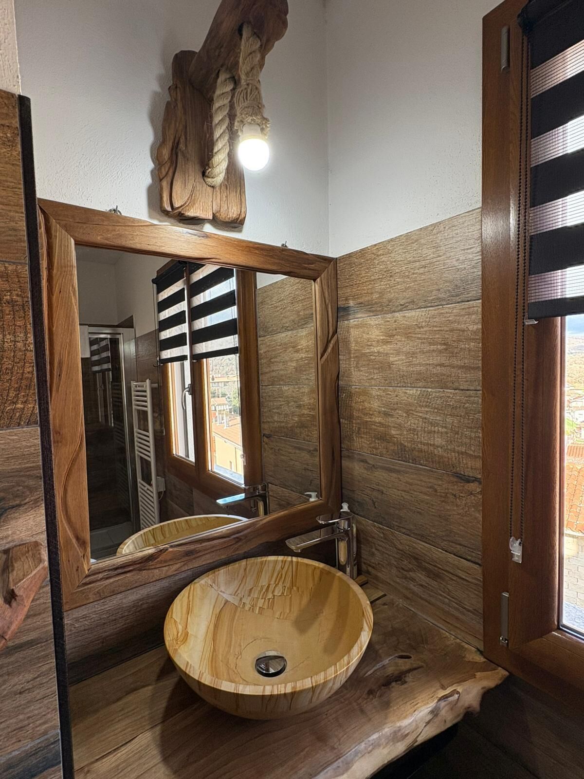 Nuhe | Phòng tắm | Máy sấy tóc, áo choàng tắm, chậu vệ sinh/vòi rửa, sàn nhà có sưởi 