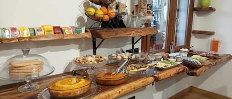 Een 32-inch flatscreentelevisie met kabelzenders en vloerverwarming