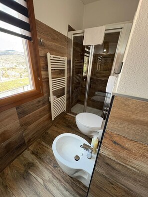 Nuhe | Baño | Secador de pelo, albornoces, bidé y suelo radiante