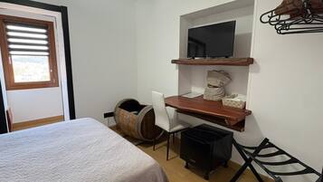 Equalittu | Premium bedding, down comforters, in-room safe, desk