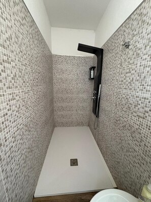 Equalittu | Salle de bain | Séchoir à cheveux, peignoirs, bidet, plancher chauffant (salle de bain)