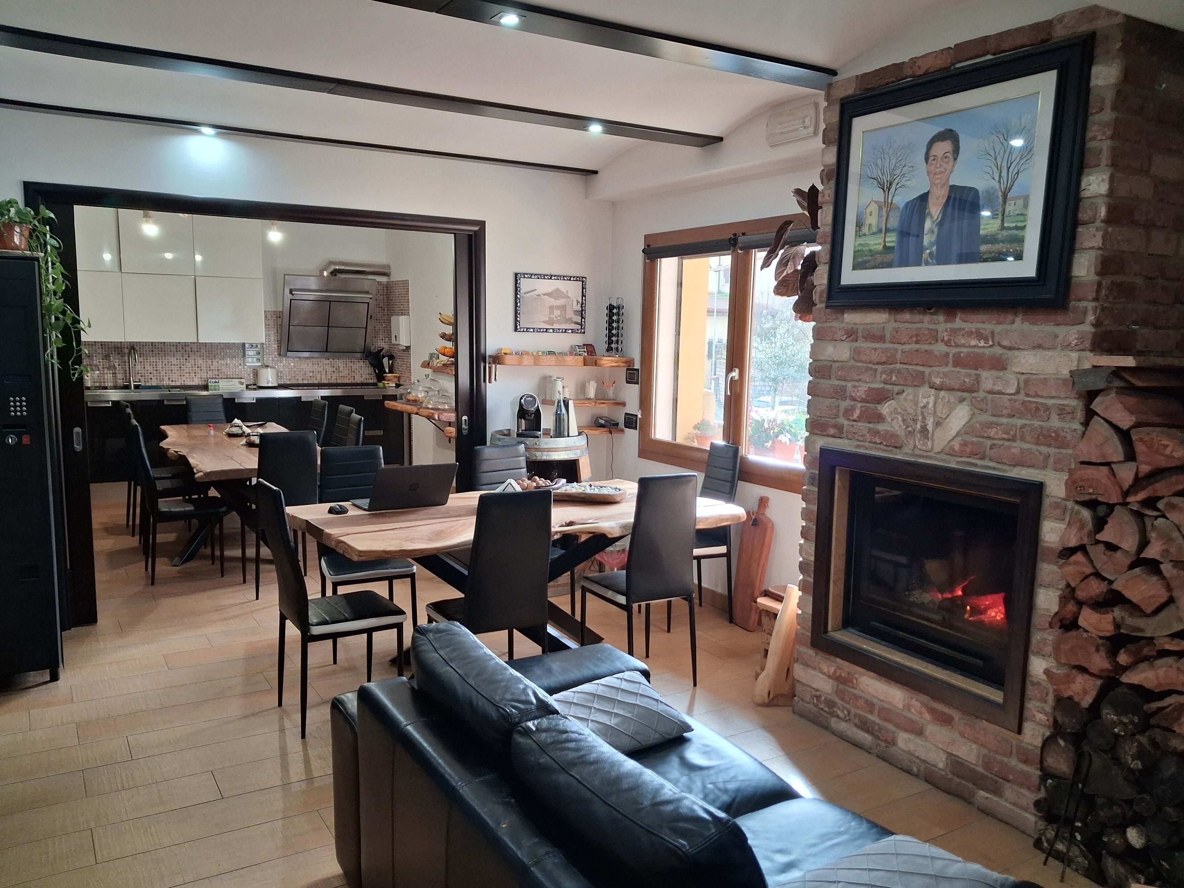 تلفزيون بشاشة مسطحة بحجم 32-بوصة يعرض قنوات تلفزيونية باشتراك مدفوع