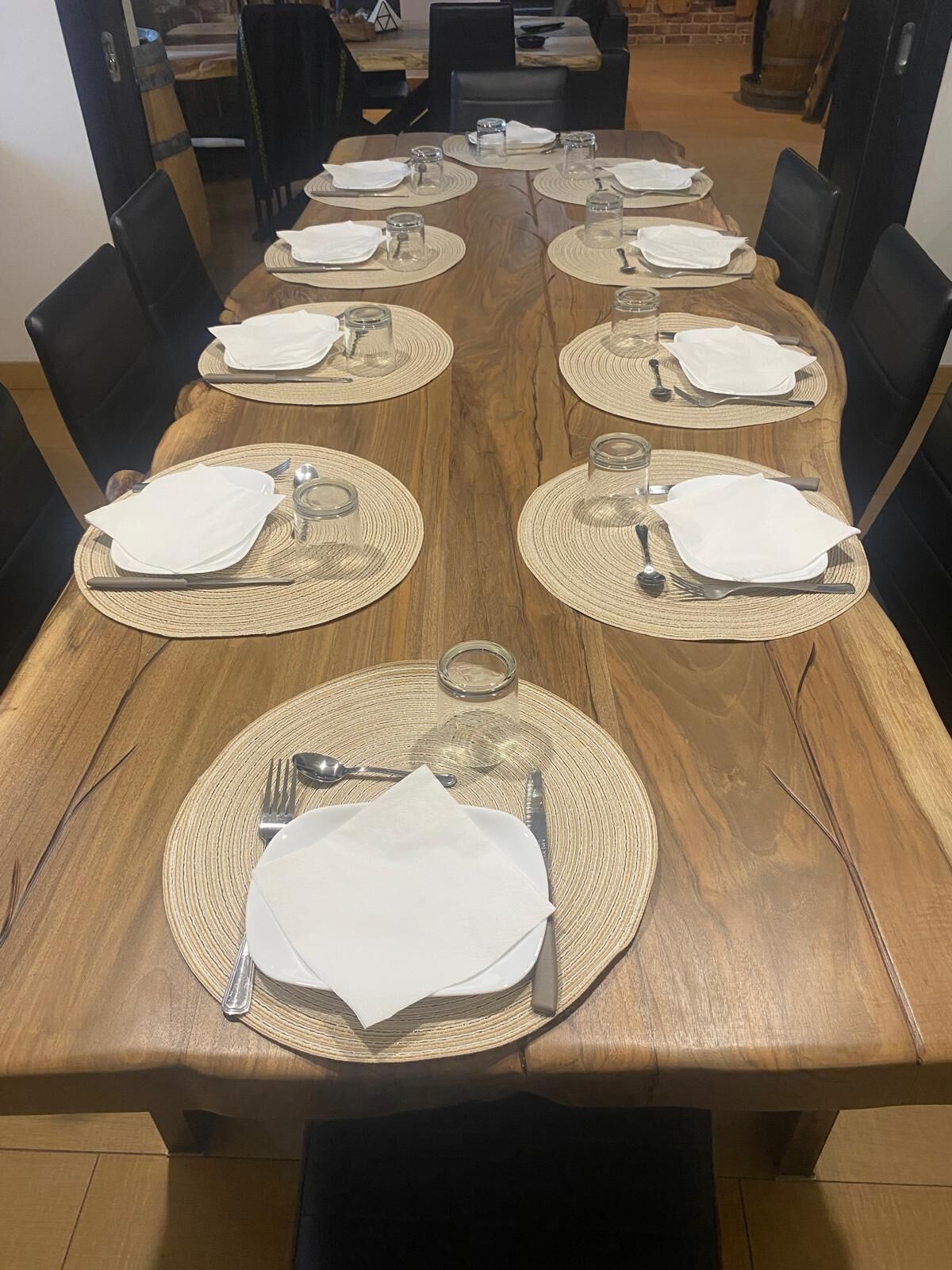 En 32-tommers Flatskjerm-TV med kabel-kanaler samt oppvarmet gulv