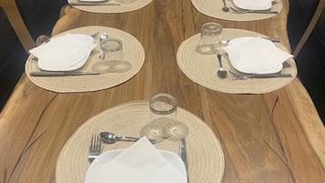 En 32-tommers Flatskjerm-TV med kabel-kanaler samt oppvarmet gulv