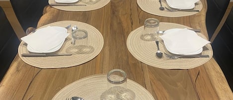 En 32-tommers Flatskjerm-TV med kabel-kanaler samt oppvarmet gulv