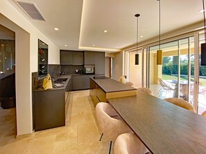 Fridge, oven, stovetop, dishwasher - Maison de Charme à Saint Tropez - Haven of peace with swimming pool (Gassin)
