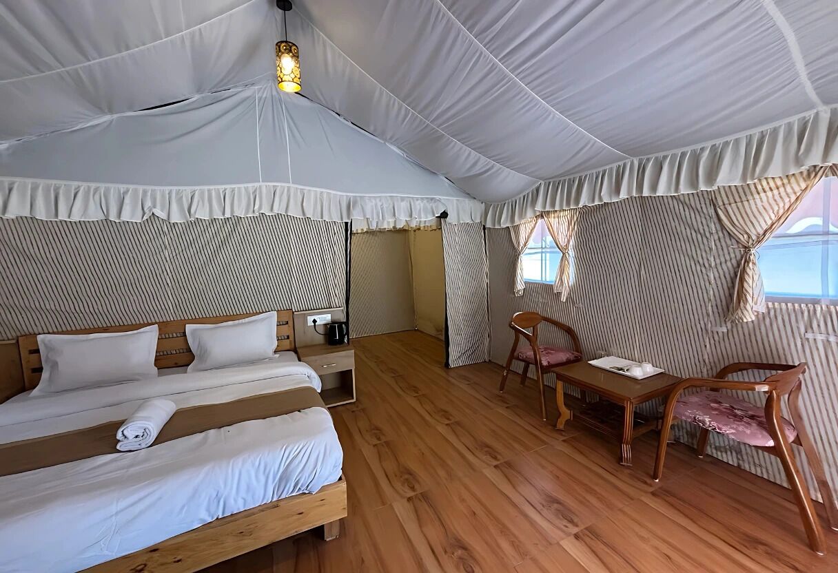 Familienzelt, 5 Schlafzimmer, Nichtraucher | 8 Schlafzimmer, Schreibtisch