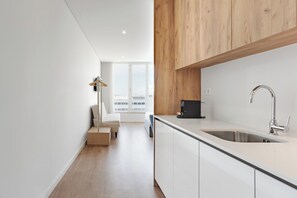 Refrigerador, microondas, cafetera/tetera, tetera/pava eléctrica