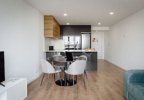 Refrigerador, microondas, cafetera/tetera, tetera/pava eléctrica