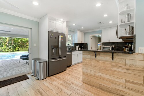 Charming 4-Bedroom Beach Bungalow with Idyllic Pool & Backyard