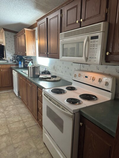 Charming 3-bedroom mobile home with WiFi, AC in quaint Ventress