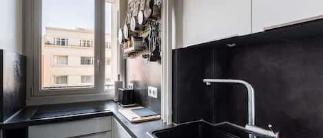 Kühlschrank, Mikrowelle, Ofen, Wasserkocher mit Kaffee-/Teezubehör