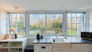 Een koelkast, een microgolfoven, een oven, een vaatwasser