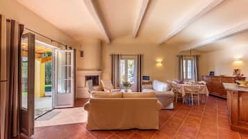 Télévision, cheminée