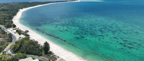 Una spiaggia nelle vicinanze