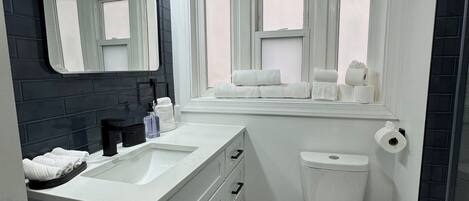 淋浴设施、吹风机、毛巾、肥皂